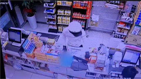 大熱天包緊緊要搶超商！　面具男太緊張兩度失手被逮