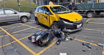 三重嚴重車禍！機車雙載疑闖紅燈撞小黃　2人無生命跡象搶救中