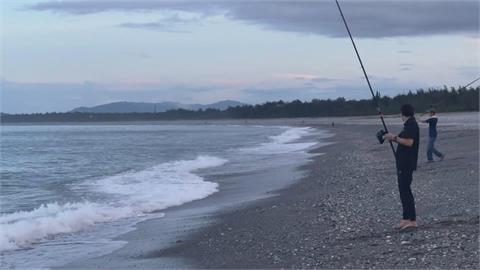 季節限定！　「章魚」繁殖季節　花蓮七星潭岸邊湧大批釣客