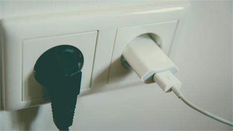 家電「迷思破解」拔插頭=省電？達人曝亂拔「這些電器」恐釀災