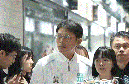 柯文哲遭學妹突襲「竟是被設局」？黃國昌躲旁邊「偷做1舉動」遭網酸：太陰了