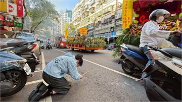 徐巧芯跪地拜媽祖　罷免領銜人曹興誠酸：以前不是「見佛殺佛」嗎？