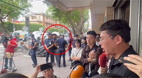 「對得起你自己嗎」！　 黃國昌受訪「抗議者一旁緊盯怒嗆」