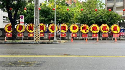 國中女兒畢業收11座「爸」氣花圈！網笑：這場面太像「人生畢業」
