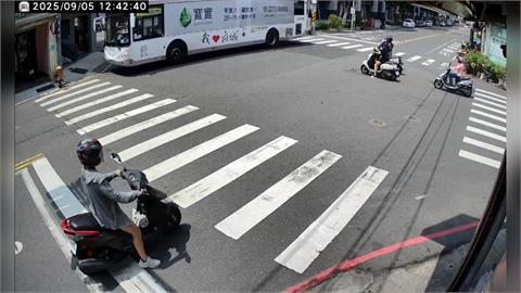 台南公車失控撞進民宅　消防栓撞斷噴「３公尺高水柱」