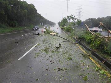 台中向上路六段又車禍　駕駛「長上坡」打滑自撞翻車
