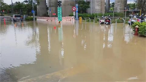 苗栗暴雨炸裂！高鐵周邊變「水城」　車輛硬闖全拋錨