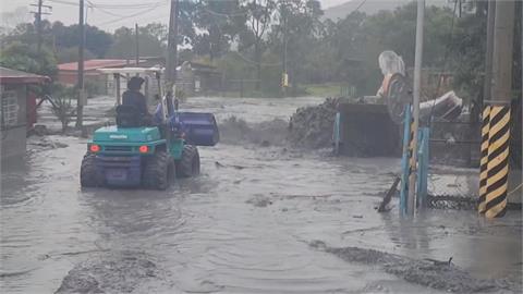 馬太鞍溪便道遭沖毀! 泥流灌民宅.轎車被大水沖到騰空