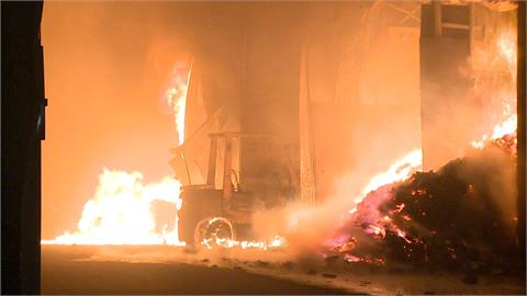 大火延燒2工廠　樹林鐵皮工廠凌晨大火　火勢猛烈、濃煙竄天際