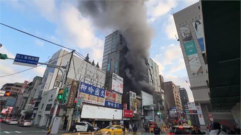 上班尖峰時刻！　桃園站前商圈火警濃煙竄天