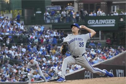 MLB(影)／45歲「老將左投」升大聯盟　打破高懸42年皇家隊史神紀錄