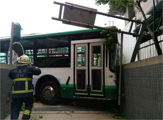 快訊／公車衝撞消防隊停車場 機車遭撞毀
