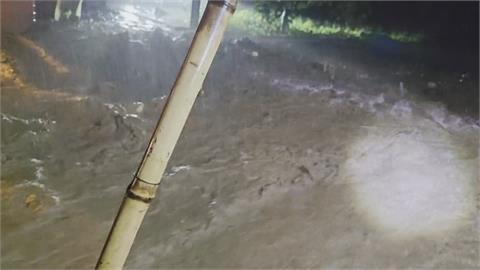 驚險！那瑪夏野溪暴漲沖刷民宅　湍急泥水流竄路面