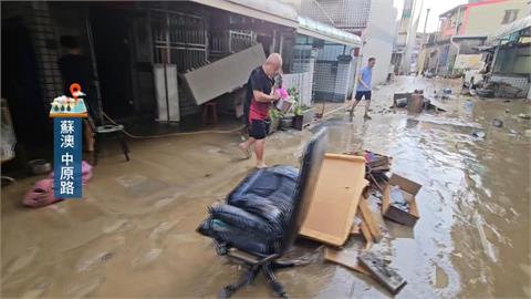 大街滿泥沙! 蘇澳居民忙清家園 整條街成"家具街"