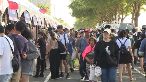 大賺國慶焰火財！人潮湧入虎尾　　攤商增加備貨量