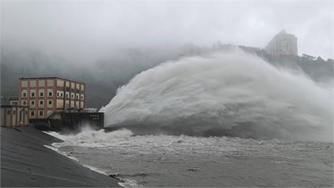 快新聞／北台灣雨彈狂炸！陽明山昨降雨464.5毫米　今仍有豪大雨