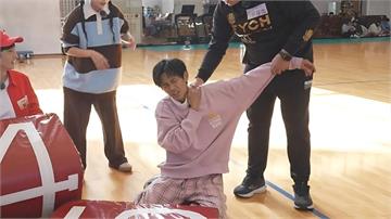 阿翔猛遭追打出事！本人跪地急求救援 籃籃「目睹全程」反應曝光