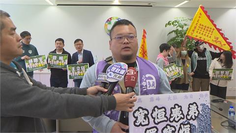 快新聞／「顏寬恒表弟」現身喊「罷寬恒」　力挺民進黨團罷免連署站