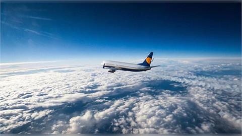 廉航客機2萬英呎高空驚傳窗戶破裂「男整顆頭被吸出去」！機身慘烈破損畫面曝