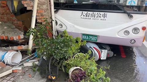 快新聞／台南公車撞進民宅！　車頭破牆、消防栓漏水