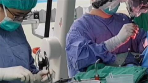 她驚醫護8小時手術「全程不吃不喝」　外科醫親吐心聲：這只是基本！