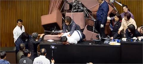 快新聞／立院議場衝突！賴惠員壓制葉元之　把他「扣押在桌上」