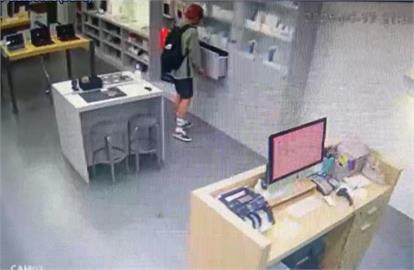 刷卡不過硬要刷! 男趁機摸走3手機 店員恐賠12萬