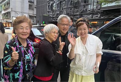 快新聞／半導體巨頭私廚會！黃仁勳超親民合照　83歲阿嬤嗨翻：我是他粉絲