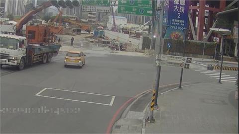 砰！吊車上臂忘收「拉扯電線」燈桿斷裂　同工地3個月前才出事