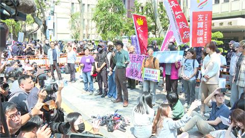 中配網紅「亞亞」大陣仗赴內政部抱屈　民眾不滿嗆：共匪滾回去