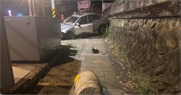 花蓮清晨酒駕男撞路墩逃逸　巷弄內被抓現場驚呆