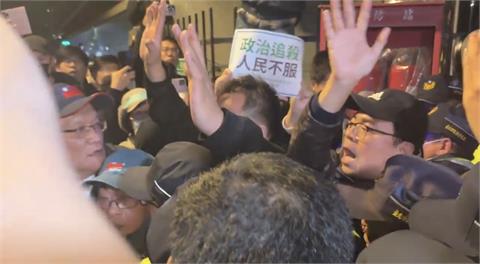 起訴柯文哲／小草、周榆修衝進北院　衝突畫面曝光！警二度舉牌