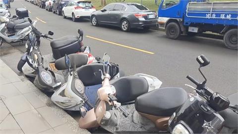 離譜！　男酒駕上路「橫掃6部機車」　騎士連人帶車慘摔