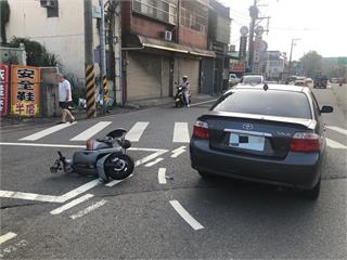 【有片】中壢轎車闖紅燈釀禍！女騎士遭撞飛「腦出血、右肩骨折」