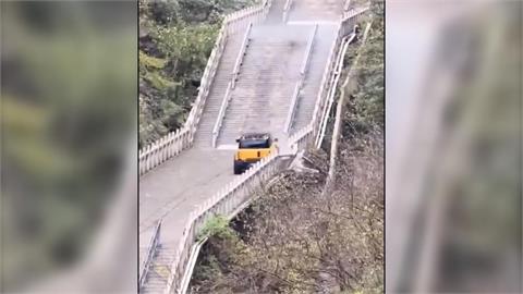 落漆！　奇瑞汽車挑戰天門山天梯　爬一半「倒滑」撞欄杆