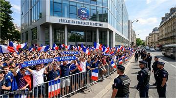 法國隊新主帥 Zinedine Zidane 上任　親切互動嗨翻球迷