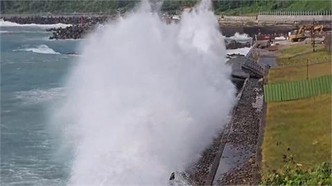 新北.基.花.馬沿岸6米"巨浪告警" 漂流木淹沒鼻頭漁港