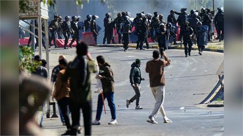 快新聞／哈米尼遭擊斃！巴格達爆反美示威　美大使館外催淚瓦斯瀰漫