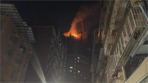 快新聞/憂宏福苑大火重演!高雄30層高樓深夜陷火海 鄰近住戶緊急撤離