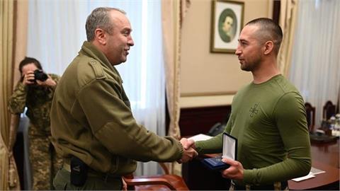嗆爆俄軍「去你X的」就是他！烏克蘭蛇島士兵平安歸國獲頒勳章