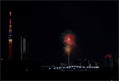50萬人搶看東京板橋煙火大會　「煙火瀑布」淪火海！活動急喊卡