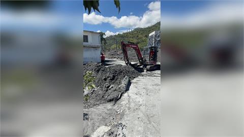 快新聞／鏟子超人怒哭！重機具日燒30萬　突喊要「通行證」卡災區門口