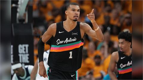 NBA(影)／斑馬蓋瘋啦！單場怒賞12鍋打傻狼群　灰狼主帥不忍開酸：勾天頂沒吹
