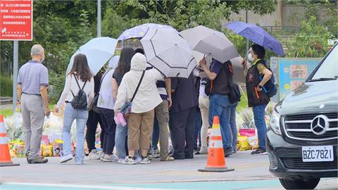 快新聞／三峽車禍釀3死！家屬悲慟回路口招魂　民眾陸續帶花束到場哀悼