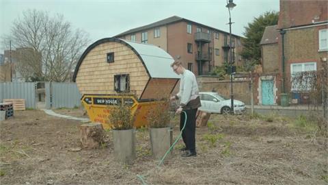 萬物飛漲！藝術家抗議英國高房價　住進建築用垃圾箱改造「迷你蝸居」