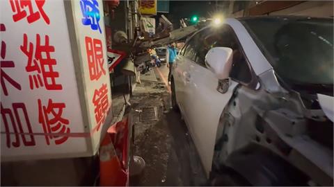 疑路不熟！駕駛撞機車又撞斷燈桿　基隆西定路一度塞車幸未影響用電