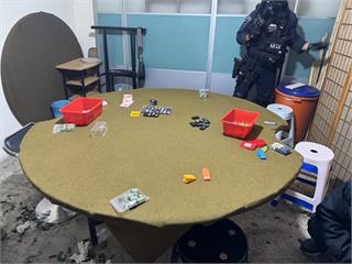 市場藏天九牌賭場　警逮21人查扣毒品與70萬元賭資