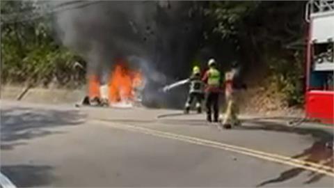 驚悚火燒車! 疑為閃動物自撞 轎車瞬間陷火海