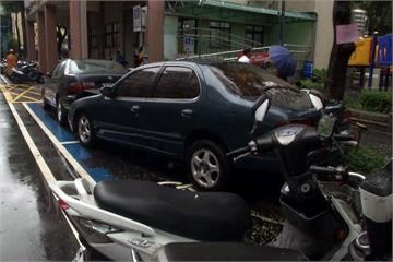 路邊積水打滑 轎車撞爛21輛汽機車