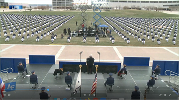 美空軍官校提前舉行畢業典禮 畢業生相距2.4公尺